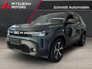 Schräge Frontansicht auf einen Dacia Duster , freigestellt