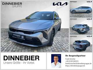 Schräge Frontansicht auf einen Kia K4 , freigestellt