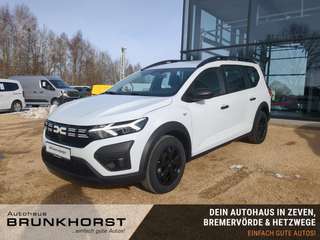 Schräge Frontansicht auf einen Dacia Jogger , freigestellt