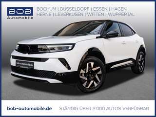 Schräge Frontansicht auf einen Opel Mokka , freigestellt