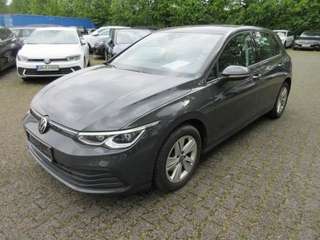 Schräge Frontansicht auf einen Volkswagen Golf , freigestellt