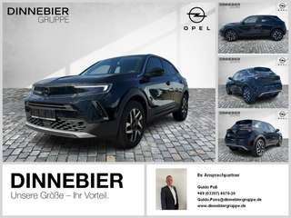 Schräge Frontansicht auf einen Opel Mokka , freigestellt