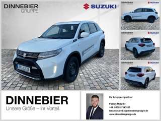 Schräge Frontansicht auf einen Suzuki Vitara , freigestellt