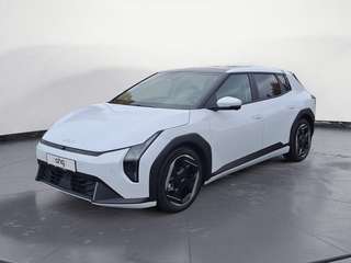 Schräge Frontansicht auf einen Kia EV4 , freigestellt