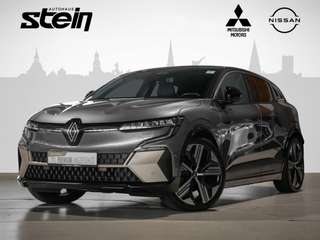 Schräge Frontansicht auf einen Renault Mégane , freigestellt