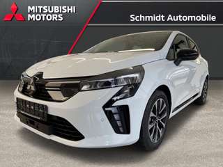 Schräge Frontansicht auf einen Mitsubishi Colt , freigestellt