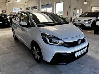Schräge Frontansicht auf einen Honda Jazz , freigestellt