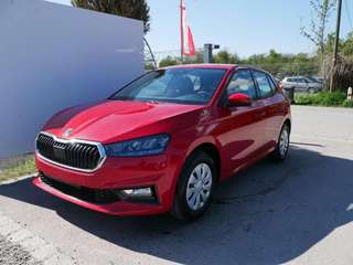 Schräge Frontansicht auf einen Skoda Fabia , freigestellt