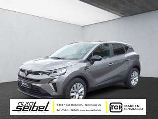 Schräge Frontansicht auf einen Renault Captur , freigestellt