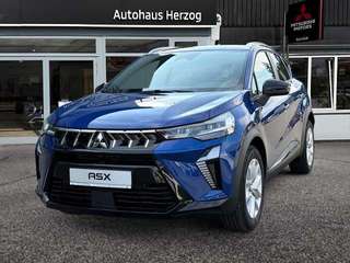 Schräge Frontansicht auf einen Mitsubishi ASX , freigestellt