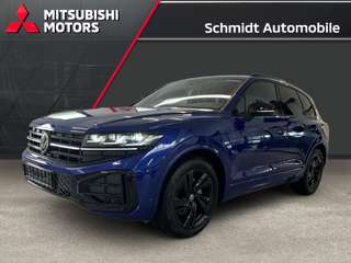 Schräge Frontansicht auf einen Volkswagen Touareg , freigestellt