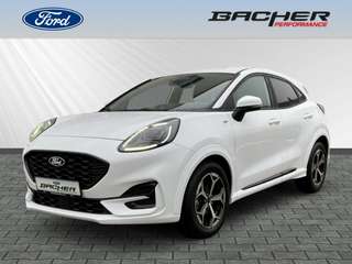 Schräge Frontansicht auf einen Ford Puma , freigestellt
