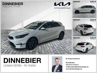 Schräge Frontansicht auf einen Kia cee'd , freigestellt