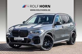 Schräge Frontansicht auf einen BMW X5 , freigestellt