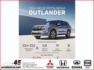 Schräge Frontansicht auf einen Mitsubishi Outlander , freigestellt