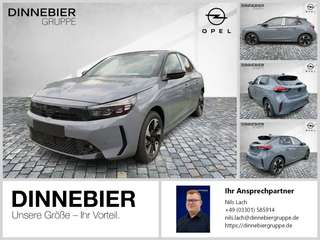 Schräge Frontansicht auf einen Opel Corsa , freigestellt