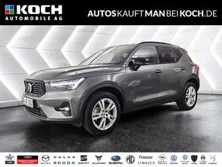 Schräge Frontansicht auf einen Volvo XC40 , freigestellt