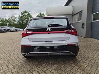 Schräge Frontansicht auf einen Hyundai i20 , freigestellt