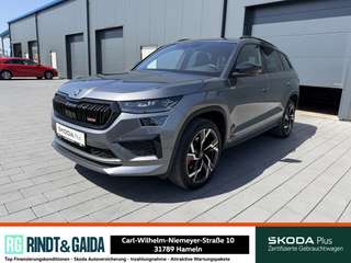 Schräge Frontansicht auf einen Skoda Kodiaq , freigestellt