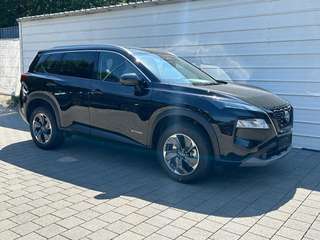 Schräge Frontansicht auf einen Nissan X-TRAIL , freigestellt