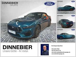 Schräge Frontansicht auf einen Ford Mustang , freigestellt