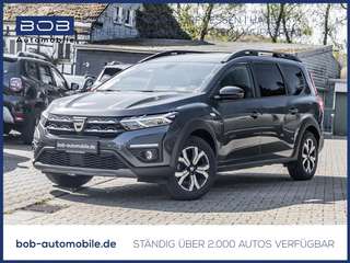 Schräge Frontansicht auf einen Dacia Jogger , freigestellt