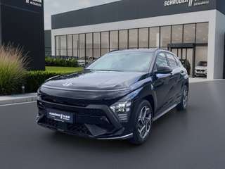 Schräge Frontansicht auf einen Hyundai Kona , freigestellt