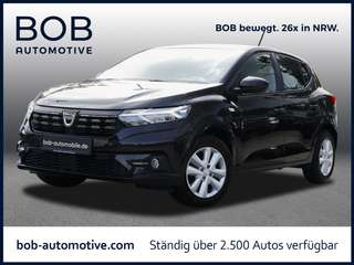 Schräge Frontansicht auf einen Dacia Sandero , freigestellt