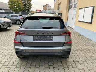 Schräge Frontansicht auf einen Skoda Kamiq , freigestellt