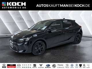 Schräge Frontansicht auf einen Opel Corsa , freigestellt