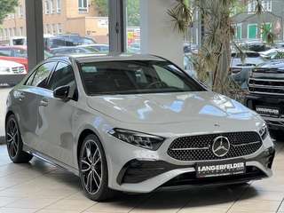 Schräge Frontansicht auf einen Mercedes-Benz A-Klasse , freigestellt