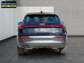 Schräge Frontansicht auf einen Audi Q5 , freigestellt