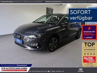 Schräge Frontansicht auf einen Hyundai i30 , freigestellt