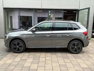 Schräge Frontansicht auf einen Skoda Kamiq , freigestellt