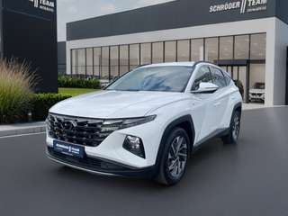 Schräge Frontansicht auf einen Hyundai Tucson , freigestellt
