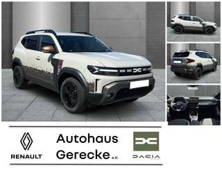 Schräge Frontansicht auf einen Dacia Duster , freigestellt