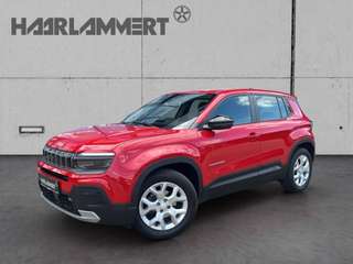 Schräge Frontansicht auf einen Jeep Avenger , freigestellt