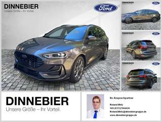 Schräge Frontansicht auf einen Ford Focus , freigestellt