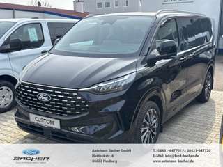 Schräge Frontansicht auf einen Ford Tourneo Custom , freigestellt