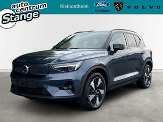 Schräge Frontansicht auf einen Volvo EX40 , freigestellt