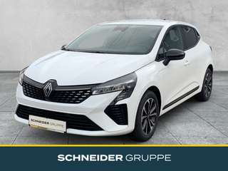 Schräge Frontansicht auf einen Renault Clio , freigestellt
