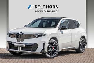 Schräge Frontansicht auf einen BMW ix3 , freigestellt