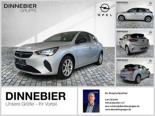 Schräge Frontansicht auf einen Opel Corsa , freigestellt