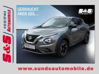 Schräge Frontansicht auf einen Nissan JUKE , freigestellt