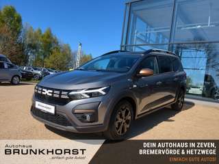 Schräge Frontansicht auf einen Dacia Jogger , freigestellt