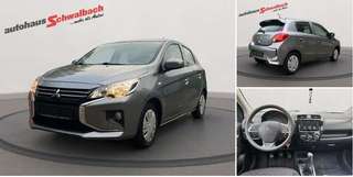 Schräge Frontansicht auf einen Mitsubishi Space Star , freigestellt