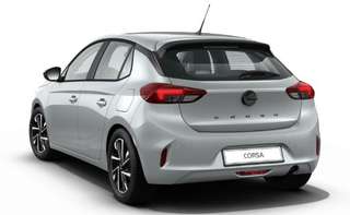 Schräge Frontansicht auf einen Opel Corsa , freigestellt