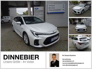 Schräge Frontansicht auf einen Suzuki Swace , freigestellt