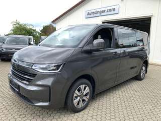 Schräge Frontansicht auf einen Volkswagen Caravelle , freigestellt