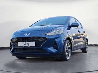 Schräge Frontansicht auf einen Hyundai i10 , freigestellt